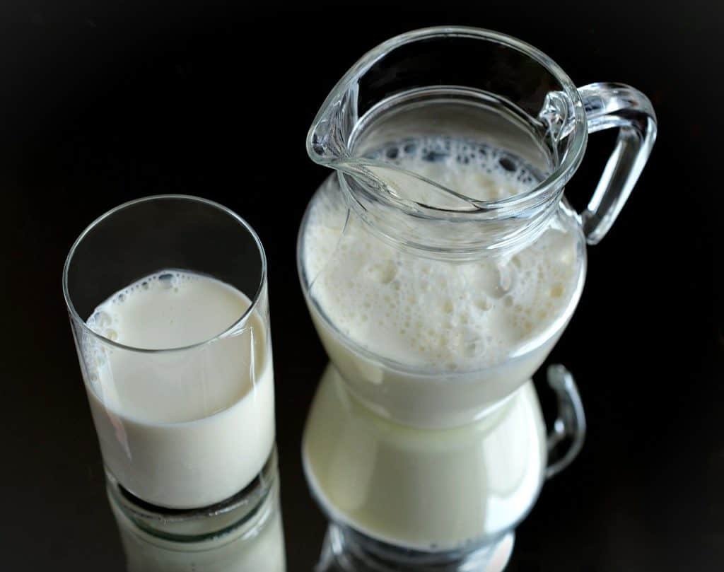 Ein Glas voller Milch als Zeichen für Milchglasnägel.