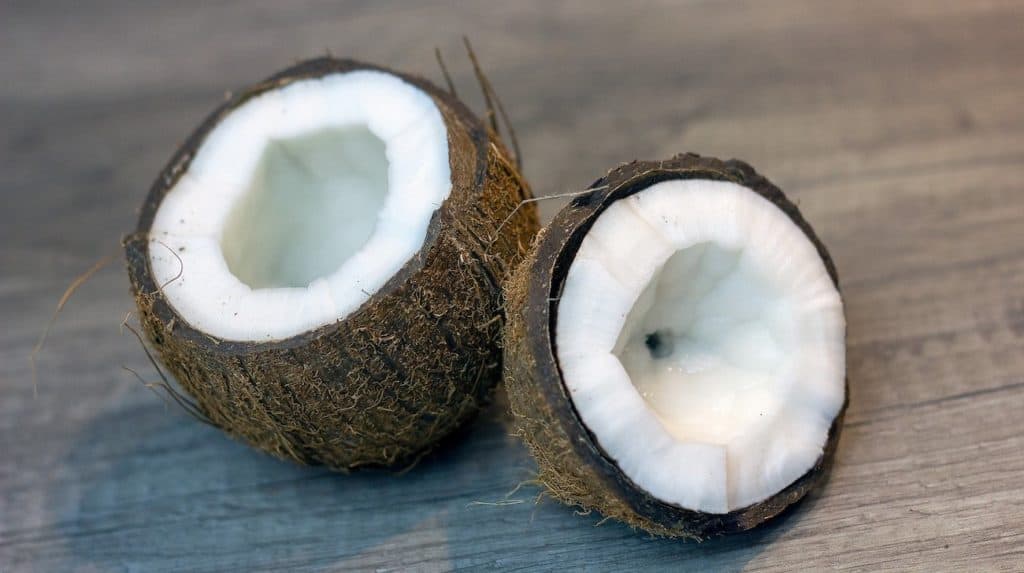Kokosnussöl gegen Fußpilz ist sehr beliebt.