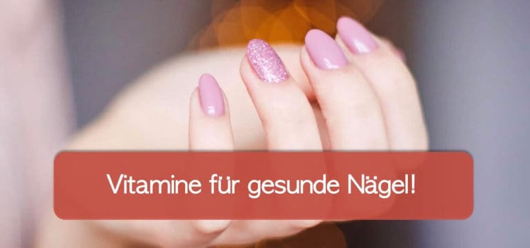 Fingernägel mit rosafarbenem Nagellack, Hintergrund unscharf, Symbolisch für feste Nägel