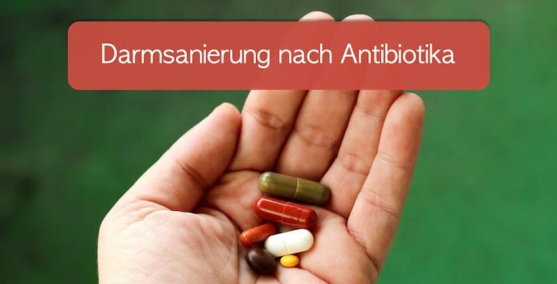 Darmsanierung nach Antibiotika, Geöffnete Hand mit verschiedenen Tabletten