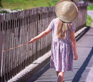 Kind spaziert auf einer Brücke